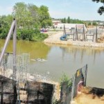 La pletina de la pasarela está preparada para ser deslizada a la otra margen mediante cables. :: GABRIEL VILLAMIL