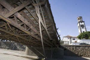 El puente del Cabo visto desde abajo muestra el hierro forjado que lo conforma y que le ha proporcionado una mayor resistencia frente al paso del tiempo.  / jose luis gonzález